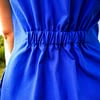 SANTORINI – niebieska sukienka koszulowa z tencelu zapinana na guziki