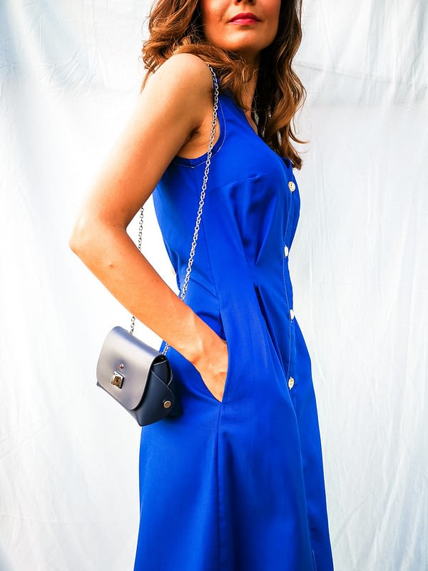 SANTORINI – niebieska sukienka koszulowa z tencelu zapinana na guziki