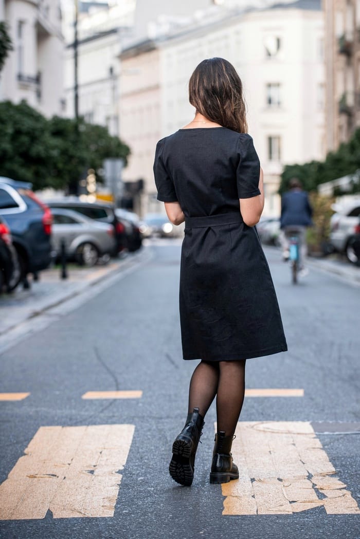 ITALY – Czarna sukienka z lnu z kwadratowym dekoltem. - Flamingos Clothes